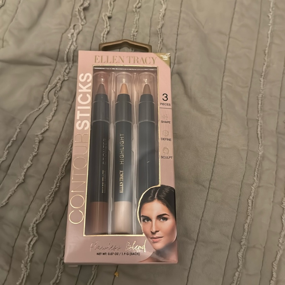 BNIB Ellen Tracy Contour sticks
